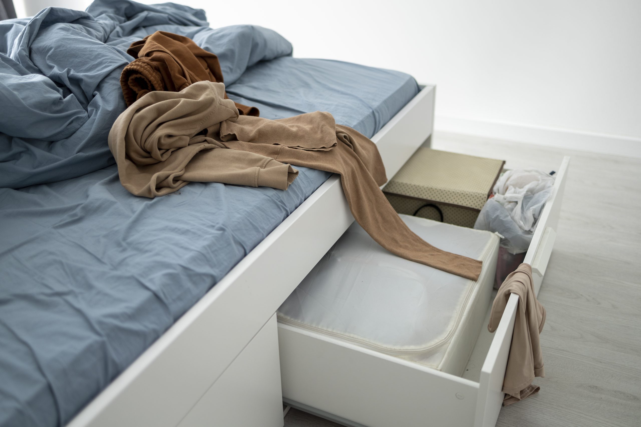 Drewniane łóżka z szufladami