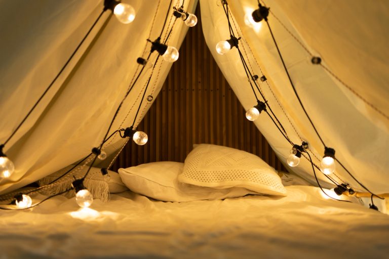 Łóżko piętrowe dla dzieci domek – funkcjonalne i bajkowe rozwiązanie w jednym